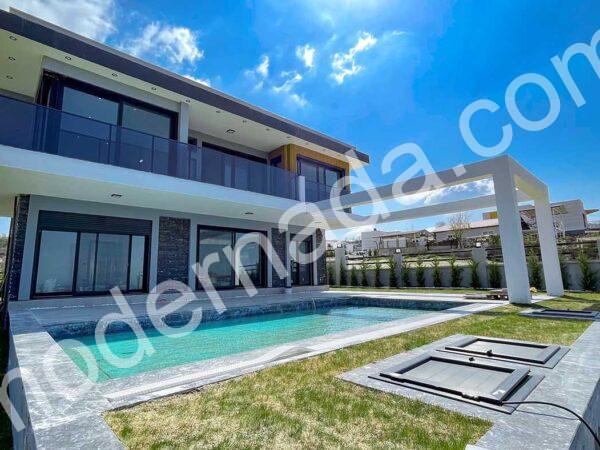 Moderner Villa -Fernseher Es gibt Gayrimenkul