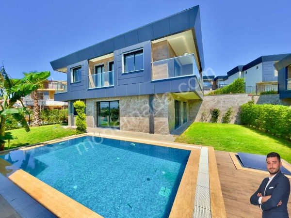 Moderner Villa -Fernseher Es gibt Gayrimenkul