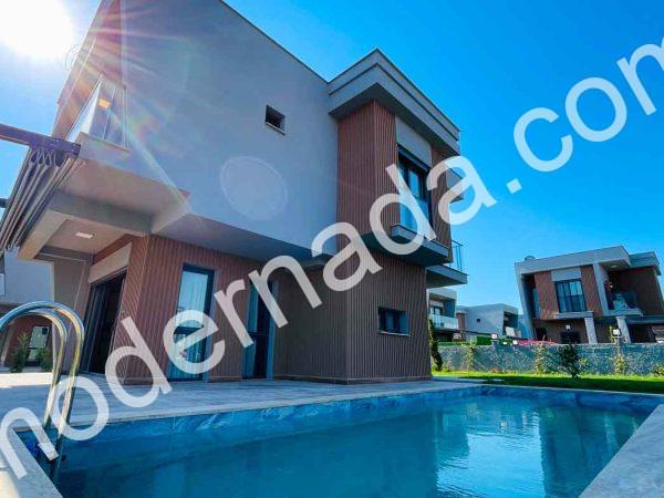 Moderner Villa -Fernseher Es gibt Gayrimenkul