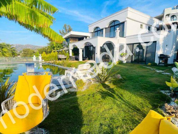 Moderner Villa -Fernseher Es gibt Gayrimenkul