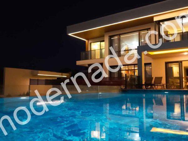 Moderner Villa -Fernseher Es gibt Gayrimenkul