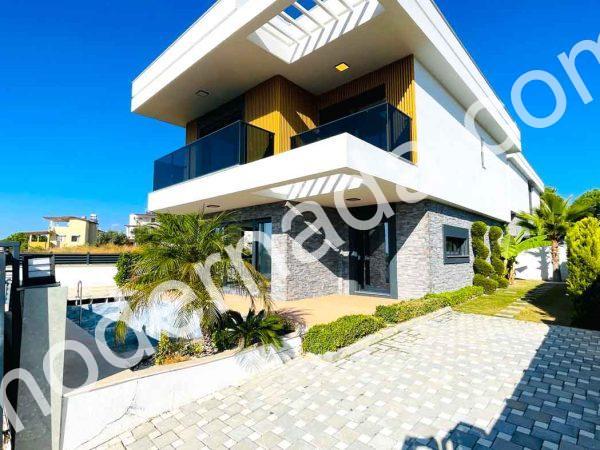 Moderner Villa -Fernseher Es gibt Gayrimenkul