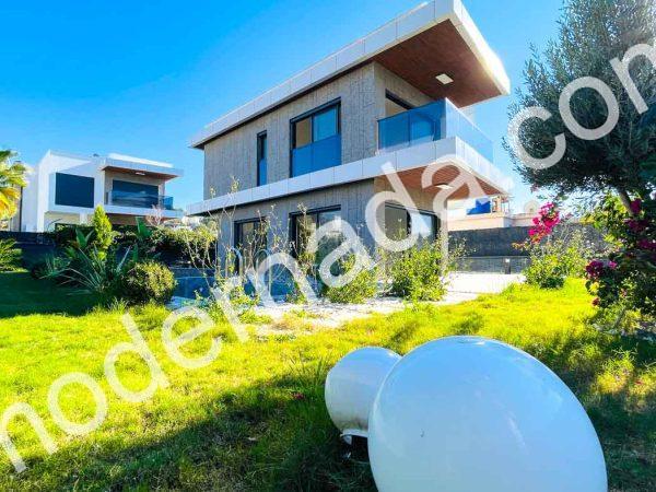 Moderner Villa -Fernseher Es gibt Gayrimenkul