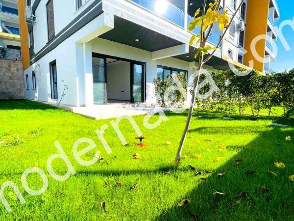 Moderner Villa -Fernseher Es gibt Gayrimenkul