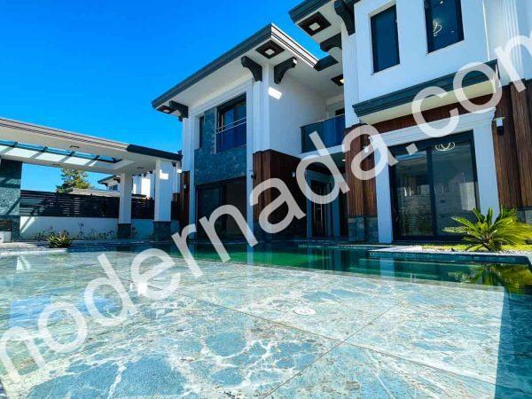 Moderner Villa -Fernseher Es gibt Gayrimenkul