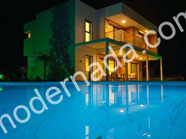 Moderner Villa -Fernseher Es gibt Gayrimenkul